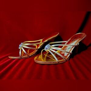 NWT-Jacqueline Ferrara low heels. Diane gold size 9 women’s.MSRP $50